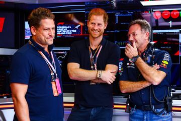 El director del equipo Red Bull Racing, Christian Horner, habla con el príncipe Harry, duque de Sussex, en el garaje antes del Gran Premio de F1 de Estados Unidos en el Circuito de las Américas.