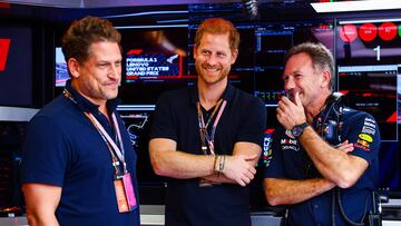 El director del equipo Red Bull Racing, Christian Horner, habla con el príncipe Harry, duque de Sussex, en el garaje antes del Gran Premio de F1 de Estados Unidos en el Circuito de las Américas.