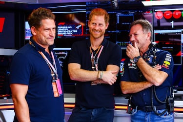 El director del equipo Red Bull Racing, Christian Horner, habla con el príncipe Harry, duque de Sussex, en el garaje antes del Gran Premio de F1 de Estados Unidos en el Circuito de las Américas.