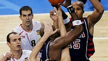 <b>ADIÓS AL SUEÑO. </b>Lamar Odom es taponado por Pau Gasol. A su izquierda Carlos Jimenez, atento a un rebote, Jose Manuel Calderón y Richard Jefferson.