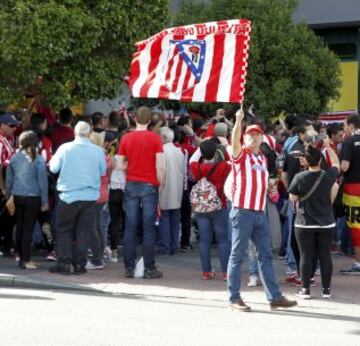 Ambientazo de las aficiones antes del Real Madrid-Atlético