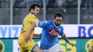 Gonzalo Higua&iacute;n pugna un bal&oacute;n con Robert Gucher durante el encuentro entre Frosinone y N&aacute;poles en la Serie A italiana.