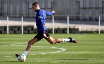 El defensa español se dispone a golpear un balón durante el entrenamiento.