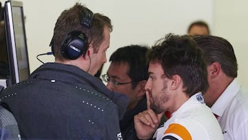 GRA387. MONTMELÓ (BARCELONA), 27/02/17 .- El piloto español de McLaren, Fernando Alonso, conversa con sus mecánicos en el box durante la primera sesión de entrenamientos libres en el circuito de Montmeló. EFE/Alejandro García