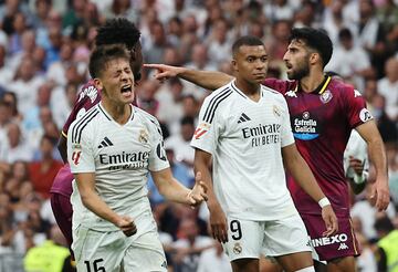 Soccer Football - LaLiga - Real Madrid v Real Valladolid - Santiago Bernabeu, Madrid, Spain - August 25, 2024 Real Madrid's Arda Guler and Kylian Mbappe react REUTERS/Violeta Santos Moura