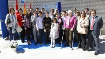 La familia de Luis Aragon&eacute;s y el alcalde de Alcobendas junto a la placa del Estadio Luis Aargon&eacute;s. 