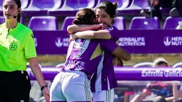 María Núñez abraza a Paula Martín en el partido de Zorrilla de la temporada pasada.