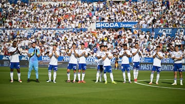 El Real Zaragoza salida a la afición durante el último partido oficial de fútbol en La Romareda, antes de su desmontaje y demolición, a 25 de mayo de 2025, en Zaragoza, Aragón (España). Supone una cita histórica para la afición y la ciudad, marcando el adiós definitivo al estadio antes del inicio de las obras de renovación completa, tras 68 años de historia como hogar del Real Zaragoza.
25 MAYO 2025
Marcos Cebrián / Europa Press
25/05/2025