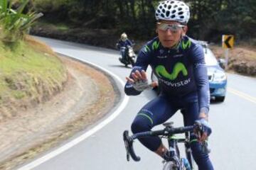 Nairo Quintana hizo un recorrido de casi 400 kilómetros por Boyacá. No es nada raro, son las carreteras de su tierra que conoce como la palma de su mano y en las que siempre entrena. Lo diferente esta vez fue que lo hizo ante los ojos de la prensa. Fue un recorrido lleno de expectativa por ver al ciclista que hará soñar a Colombia en el Tour de Francia y en el que también hubo un momento para parar a comer una rica arepa boyacense.