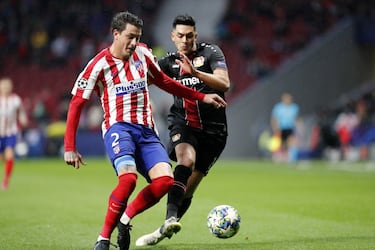 Junto a Koke, el único jugador de la actual plantilla que estuvo presente en el título de Liga en la temporada 2013-14, aunque en ese curso su presencia fue testimonial. Acababa de llegar desde Danubio con 18 años y desde entonces se ha convertido en un auténtico referente en el equipo. Ya en ese 2014 se haría con el puesto en el Mundial de Brasil con su selección y desde entonces siempre ha sido un fijo. Carácter, puro ADN atlético, juego aéreo y uno de los mejores centrales del mundo… cuando las lesiones se lo permiten. Los problemas musculares han sido su gran lastre en su etapa como atlético. Pese a que está en su octava temporada en el club, todavía tiene 26 años y mucho que dar al Atleti.  

