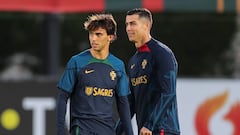 Oeiras (Portugal), 14/11/2022.- Portuguese players Cristiano Ronaldo (R) and Joao Felix (L) attend their team's training session in preparation for the FIFA World Cup 2022 in Qatar at Cidade do Futebol in Oeiras, near Lisbon, Portugal, 14 November 2022. (Mundial de Fútbol, Lisboa, Catar) EFE/EPA/MIGUEL A. LOPES
