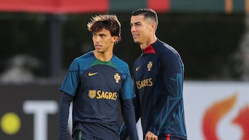 Oeiras (Portugal), 14/11/2022.- Portuguese players Cristiano Ronaldo (R) and Joao Felix (L) attend their team's training session in preparation for the FIFA World Cup 2022 in Qatar at Cidade do Futebol in Oeiras, near Lisbon, Portugal, 14 November 2022. (Mundial de Fútbol, Lisboa, Catar) EFE/EPA/MIGUEL A. LOPES
