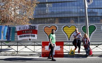 Seguidores de River desde la fan zone habilitada para ellos en Plaza de Castilla