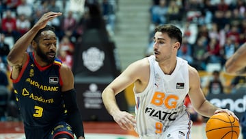 GIRONA, 15/03/2026.- El base español del Basquet Girona Guillem Ferrando (d) es defendido por el escolta barbadense del Morabanc Andorra Aaron Best (i) en el partido de la Liga Endesa entre el Basquet Girona y Morabanc Andorra, este domingo en el pabellón de Fontajau. EFE/Siu Wu