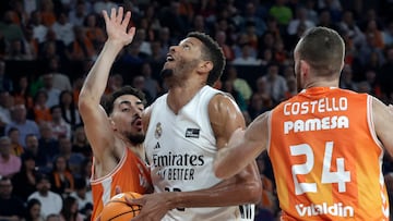 VALENCIA, 25/04/2026.- El pívot del Real Madrid Edy Tavares (c) entra a canasta ante el alero del Valencia Josep Puerto (i) durante el encuentro de la Liga Endesa entre Valencia Basket y Real Madrid, este sábado en el pabellón Roig Arena de Valencia. EFE/ Miguel Ángel Polo