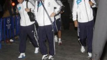 Callejón y Álex Fernández, a la llegada a la concentración en el hotel Mirasierra Suites.