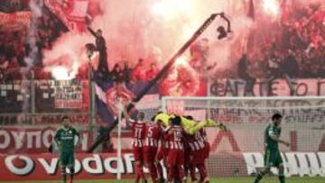 Los jugadores del Olympiakos celebran el gol de la victoria