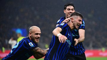 Inter Milan's Croatian midfielder #8 Petar Sucic celebrates scoring his team's second goal during the Italian Serie A football match between Inter Milan and Fiorentina at San Siro stadium in Milan, on October 29, 2025. (Photo by PIERO CRUCIATTI / AFP)