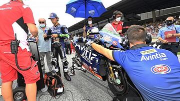 Los mec&aacute;nicos de Ducati y Avintia trabajando en la moto de Bastianini.