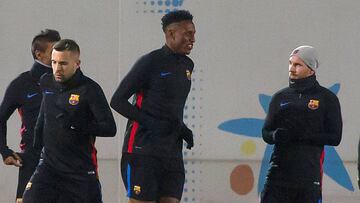 Yerry Mina se adapta en el Barcelona y aguarda por su debut.