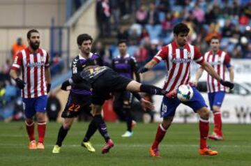 Diego Costa de Atlético de Madrid (R) lucha por el balón con el Real Valladolid Alvaro Rubio durante su partido de fútbol español de Primera División