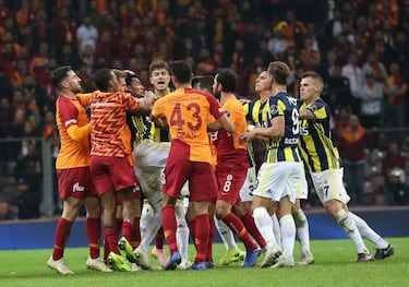 Separados por el estrecho del Bósforo que separa Europa de Asia (o a Asia de Europa), el duelo entre el Galatasaray y el Fenerbahçe es uno de los más tensos que hay a nivel mundial. Y eso que su primer choque fue un amistoso disputado el 17 de enero de 1909. El Galata fue fundado por estudiantes de la Galatasaray High School, una institución a la que acudían los miembros de las clases altas de la capital otomana. El Fenerbahçe, situado en el lado asiático de la capital, representa a la comunidad turco-asiática más próspera de ese lado de la ciudad.  Fue en 1934 cuando se desataron los problemas: el 23 de febrero de ese año, un partido que se suponía que era amistoso derivó en una multitudinaria pelea entre los jugadores de ambos equipos. Desde entonces, las relaciones son prácticamente inexistentes. Unas relaciones que desembocaron en serios incidentes cuando en abril de 1996, Graeme Souness, exestrella del Liverpool y entonces entrenador del Galata, respondió a unas críticas procedentes de la directiva del Fener en las que le venían a llamar ‘acabado’ clavando una gigantesca bandera del club dorado en el centro del campo de su rival asiático.