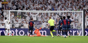 5-0. Gran jugada del conjunto blanco. Empieza en Thibaut Courtois y termina en Vinicius dentro del rea austraca, para definir cruzando el baln al palo largo de Janis Blaswich.