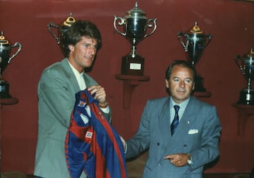 Núñez fichó a Laudrup en 1989 donde jugó hasta 1994 para fichar por el máximo rival, el Real Madrid. El danés es otro de los protagonistas de la final de Champions conseguida por el Barcelona en 1992. 