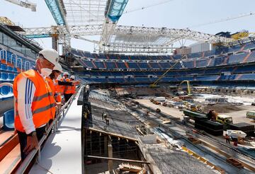 Carlo Ancelotti observa la colocación de la grada del primer anfiteatro y lo cambiado que está el estadio desde que dejó el club blanco.