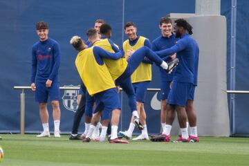 Los jugadores del Barcelona, durante el último entrenamiento.