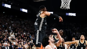 Andre Roberson, después de taponar el tiro de Campazzo, que le hubiera dado la victoria al Madrid. Los árbitros concedieron la canasta y luego la revisaron: la anularon al no poder apreciar que el balón tocaba el tablero antes de que el jugador del Asvel Villeurbanne lo interceptara.