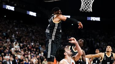 Andre Roberson, después de taponar el tiro de Campazzo, que le hubiera dado la victoria al Madrid. Los árbitros concedieron la canasta y luego la revisaron: la anularon al no poder apreciar que el balón tocaba el tablero antes de que el jugador del Asvel Villeurbanne lo interceptara.