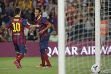 Neymar celebra con Leo Messi el 1-0.
