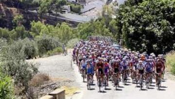 <b>PURA ANDALUCÍA. </b>El pelotón, que partió de Marbella, dejó Alozaina a su espalda mientras viajaba camino de Málaga.