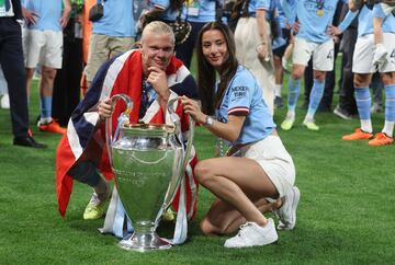 El delantero noruego del Manchester City celebró la victoria en la final de la Champions League 2023 sobre el césped del Estadio Olímpico Atatürk junto a su pareja sentimental Isabel Haugseng.