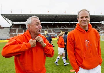 Decir Fútbol y Cruyff en Holanda es hablar de palabras mayores. El mejor jugador de la historia del fútbol neerlandés es casi un adoctrinador en el país donde nació. Tras haber finalizado su carrera como jugador, emprendió otra notable como entrenador. En las filas del Ajax, equipo con el que lo ganó prácticamente todo, fue moldeando jugadores según había aprendido de Rinus Michels, su gran valedor. Uno de esos jóvenes jugadores era un espigado delantero, dotado de una espectacular técnica aunque no muy físico. Se llamaba Dennis Bergkamp. Y desde que Cruyff fue nombrado entrenador del Barcelona, uno de sus deseos era incorporar al rubio holandés. En 1993, Cruyff se decidió al asalto final: ese sería el año en el que intentaría fichar a Bergkamp por todos los medios. Tras varias reuniones y llamadas telefónicas, el jugador decidió finalmente fichar por el Inter de Milán, enojando a El Profeta del gol, que ficharía a otro jugador que destacaba en el fútbol holandés: un brasileño llamado Romario...