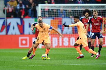 Koke pugna por el balón con un jugador del Osasuna.