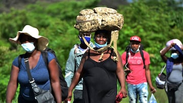 Members of a caravan of migrants from DR Congo, Ghana and Ivory Coast head along the Pan-American highway near Choluteca, in Honduras, to the capital Tegucigalpa for a stop on their way to Mexico, on June 2, 2020 amid the Covid-19 coronavirus pandemic. (P