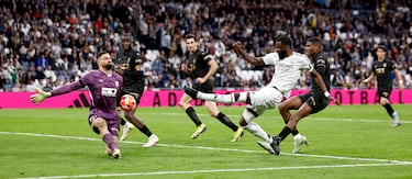 Portero: Mamardashvili (Valencia)
El portero georgiano del Valencia volvió a ser vital. Sus ocho intervenciones fueron decisivas para que su equipo se llevara la victoria del Bernabéu.