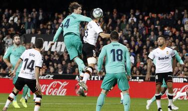 Regresión y suspiro final en Mestalla