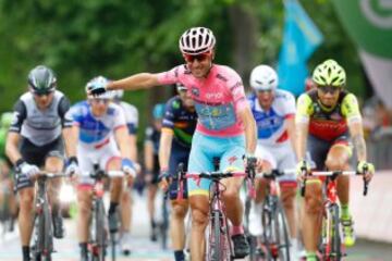 Nibali cruza la meta como ganador del Giro 2016.