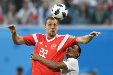 Artem Dzyuba y Mohamed Abdel-Shafy.