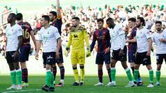 Jugadores del Racing a la carga en los últimos segundos de su partido contra el Levante.