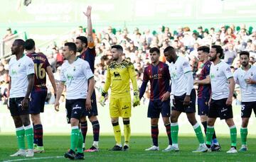 Jugadores del Racing a la carga en los últimos segundos de su partido contra el Levante.