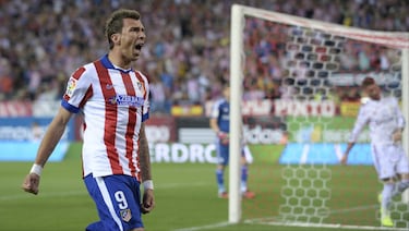 Mario Mandzukic (21-05-1986) ha sido un notable delantero que ha marcado goles en importantes equipos del fútbol europeo. El croata llegó al Atlético en la campaña 2014-15 procedente del Bayern de Múnich. Firmó por cuatro temporadas, aunque sólo jugó una. Realizó una primera parte del ejercicio muy buena, pero luego se fue diluyendo. En esa temporada jugó 43 partidos, marcó 20 goles y dio cinco asistencias. En el Atlético le cerró el paso Fernando Torres, quien recaló en el mercado invernal. Y al año siguiente llegaron como fichajes estrellas Jackson Martínez y Vietto. El croata dejó un buen recuerdo. El club madrileño lo traspasó a la Juventus por 19 millones. En enero de 2021 recaló en el Milan, pero ya con 34 años, no tuvo mucho éxito. Jugó once partidos y no marcó ningún gol.