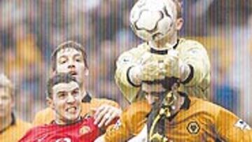 <b>GUERRA SIN PREMIO</b>. OShea disputa un balón con varios jugadores del Wolverhampton.