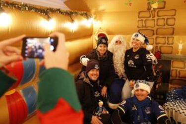 Aficionados del Everton con Santa Claus en los aledaños de Goodison Park antes del partido entre el Everton y su rival ciudadano, el Liverpool.