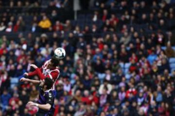 Diego Godín del Atlético de Madrid salta por encima del Real Valladolid Stefan Mitrovic cabecear el balón durante el partido de fútbol español de Primera División en el estadio Vicente Calderón de Madrid