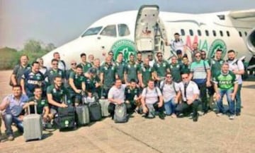 BRA200. SANTA CRUZ (BOLIVIA), 29/11/2016.- Fotografía cedida por el Club de fútbol brasileño Chapecoense del 28 de noviembre de 2016 de los integrantes del equipo momentos antes de viajar a Colombia para disputar el primer partido de la final de Copa Sudamericana ante Atlético Nacional en Medellín (Colombia), en Santa Cruz (Bolivia). El club brasileño Chapecoense perdió a la mayoría de sus jugadores en el accidente del avión, en donde cerca de 75 personas murieron y seis resultaron heridas. EFE /Club de fútbol brasileño Chapecoense /SOLO USO EDITORIAL/NO VENTAS/MÁXIMA CALIDAD DISPONIBLE
