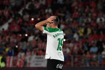 KArrikaburo se lleva las manos a la cabeza.